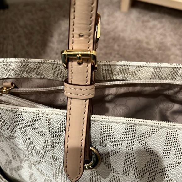 Sale! Michael Kors large jet set monogram tote - Picture 12 of 14